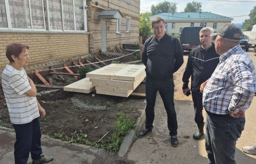 В поселке Изыскателей капитально ремонтируют двухэтажный дом