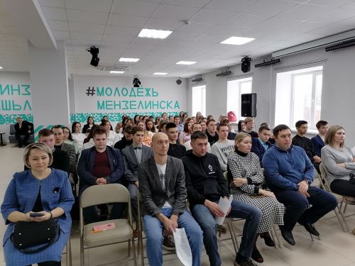 В День студента в Мензелинске поздравили молодежь с праздником и подарили активистам памятные подарки