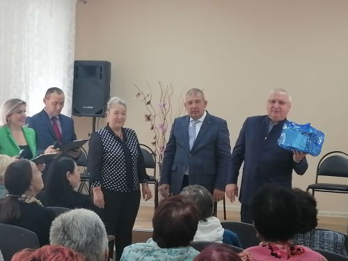 Поздравили членов Совета ветеранов с Днем пожилых