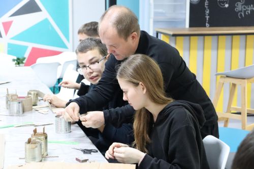 Минзәлә волонтерлары окоп шәмнәре ясый