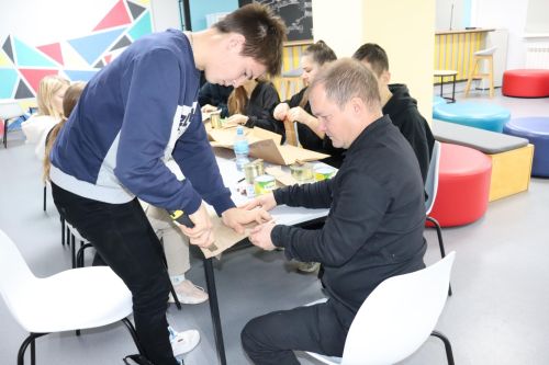Минзәлә волонтерлары окоп шәмнәре ясый
