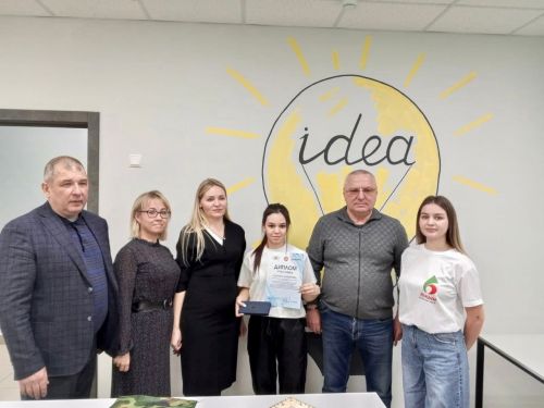 Депутат Госсовета РТ Азат Хамаев подарил швейному цеху в МЦ «Ялкын» швейную машинку и оверлок