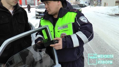 В ходе рейда по «тонировке» в Мензелинске выявили еще 13 нарушений по различным статьям