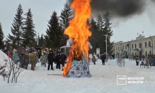 В Мензелинске на Масленицу угощались блинами, зиму проводили и сожгли чучело
