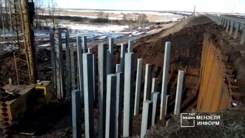 Сваи- основа расширения мензелинской дамбы
