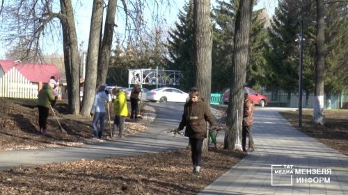 Мензелинцы в парке Ленина наводят чистоту