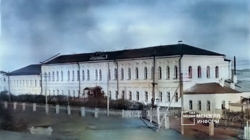 Первокурсников ознакомили с историей здания Мензелинского сельскохозяйственного техникума.