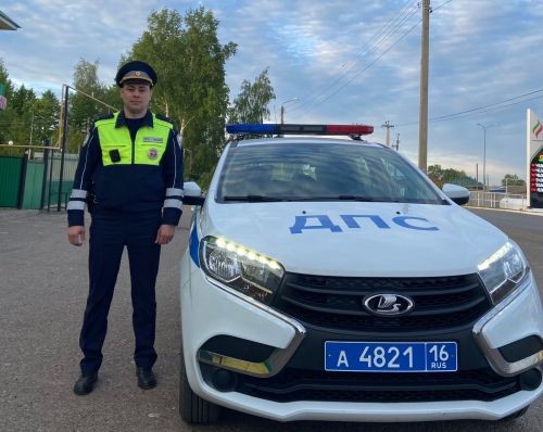 Автоледи поблагодарила сотрудника Госавтоинспекции за помощь в дороге