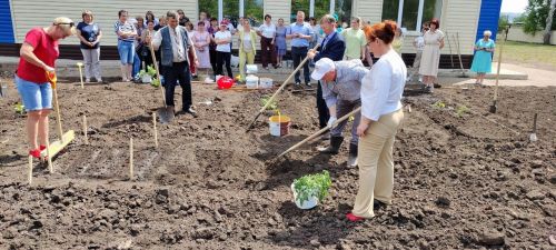 Авыл хуҗалыгы фәннәре кандидаты Харис Камалиев минзәләлеләрне яшелчә утыртырга өйрәтте