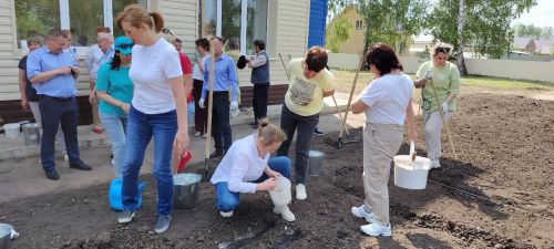 Авыл хуҗалыгы фәннәре кандидаты Харис Камалиев минзәләлеләрне яшелчә утыртырга өйрәтте