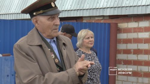 Перед домом ветерана войны Михаила Тихонова с праздничным концертом выступила агитбригада