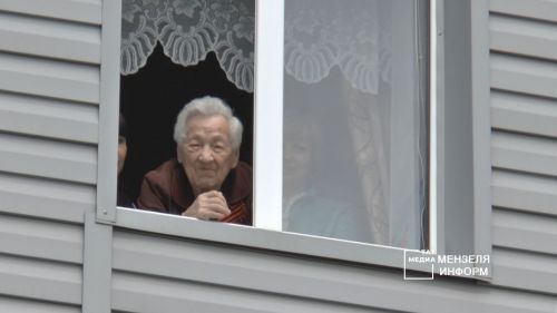 Перед домом ветерана войны Пелагеи Казаковой выступила концертная бригада