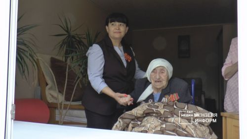 Песни Победы звучали во дворе для ветерана войны Азгарии Шакировой.