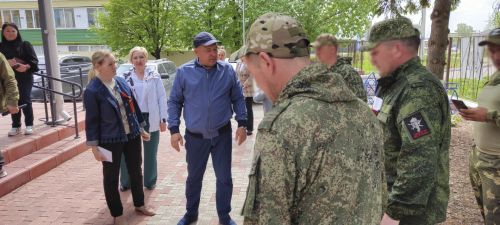 Айдар Салахов встретился с вернувшимися в отпуск земляками