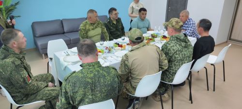 Айдар Салахов встретился с вернувшимися в отпуск земляками