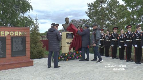 В селе Старая Матвеевка открыли бюст Герою Советского Союза генерал-полковнику Василию Гордову
