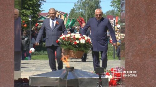 Церемония возложения цветов прошла на воинском мемориале в парке имени Ленина города Мензелинск