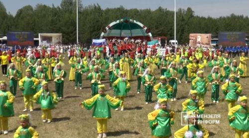 Театрализованное представление «Мензелинского Сабантуя 2023» провели при массовом участии детей