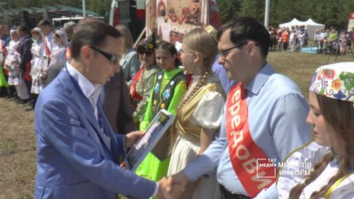 На майдане Мензелинского Сабантуя 2023 чествовали огромное количество передовиков
