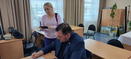 Равиль Сабыр подарил Мензелинской центральной библиотеке свою книгу