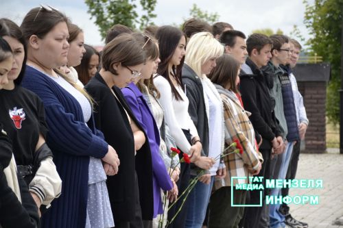 Жители Мензелинска почтили минутой молчания память погибших в годы Великой Отечественной войны