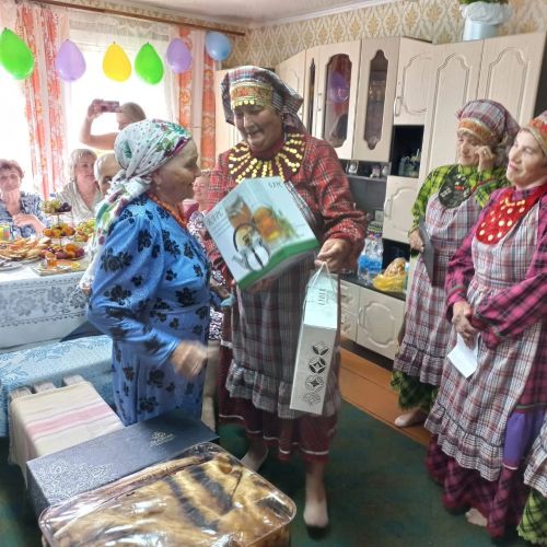 В Мензелинском районе юбиляршу поздравил фольклорный ансамбль