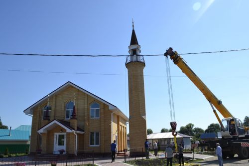 На минарет Аюской мечети установили полумесяц