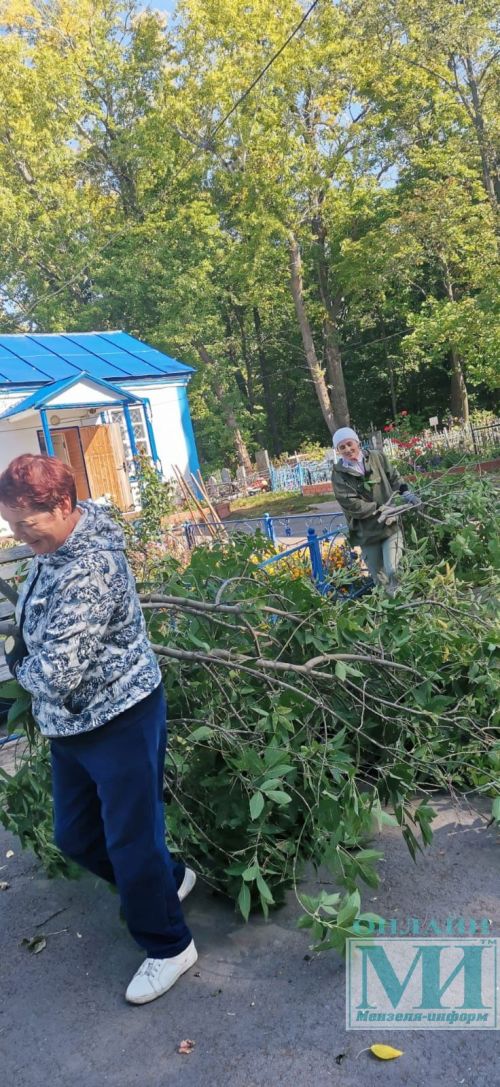 В субботнике на старом русском кладбище приняли участие и православные, и мусульмане