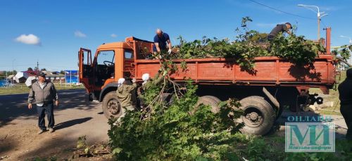 В субботнике на старом русском кладбище приняли участие и православные, и мусульмане