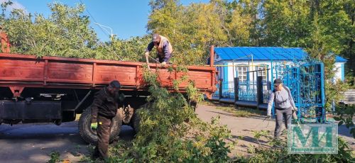 В субботнике на старом русском кладбище приняли участие и православные, и мусульмане