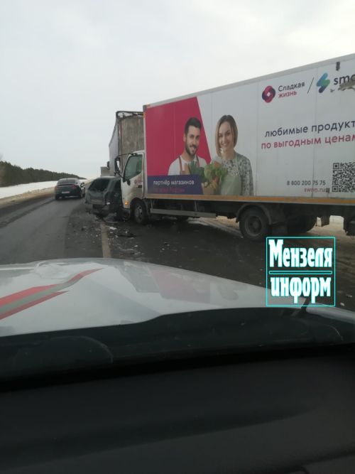 Легковой автомобиль зажало грузовиками на трассе М-7 в Мензелинском районе