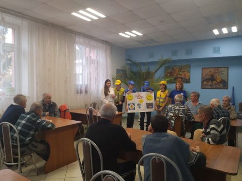 В Мензелинске дети рассказали пожилым основные правила безопасного поведения на дороге