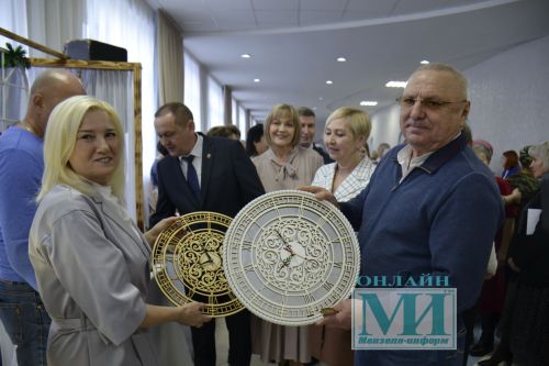 Депутат Госсовета РТ Азат Хамаев на благотворительной ярмарке купил часы