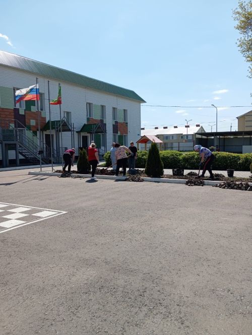 В Мензелинске продолжается работы по озеленению территорий