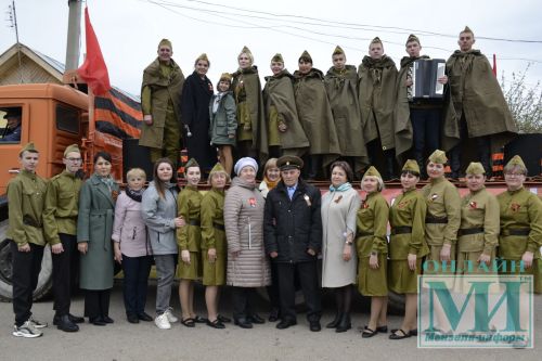 В Мензелинске фронтовая агитбригада поздравила ветеранов с Днем Победы