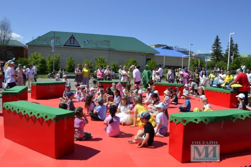 В Мензелинске на празднике ко Дню защиты детей Татарский государственный театр кукол «Әкият» показал бэби-спектакль