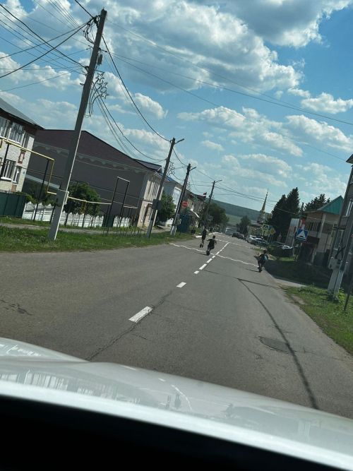 Глава Мензелинского района снял гонки детей на электросамокатах по дороге