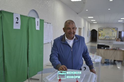 Айдар Салахов и Азат Хамаев проголосовали на избирательном участке № 1984 Мензелинска