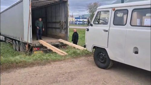На фронт — автомобили, генераторы и баня: мензелинский гуманитарный конвой готов к отправке