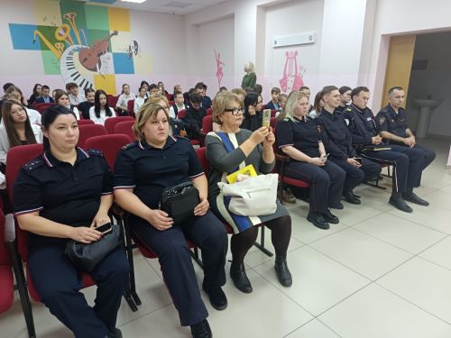 Профессия — Родину защищать: в средней школе № 2 прошла встреча с сотрудниками МВД