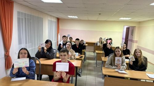 Новогоднее тепло для защитников: студенты педагогического колледжа написали письма солдатам