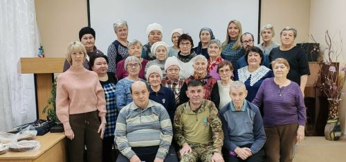 Участник специальной военной операции и волонтёры поздравили Общество инвалидов и вручили им подарки