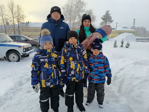 Многодетная семья Арслановых получила в подарок автокресло