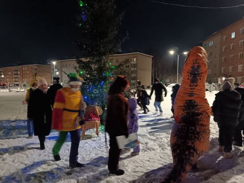 Новогодняя елка засверкала в поселке Изыскателей Мензелинска