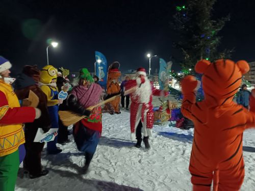Новогодняя елка засверкала в поселке Изыскателей Мензелинска