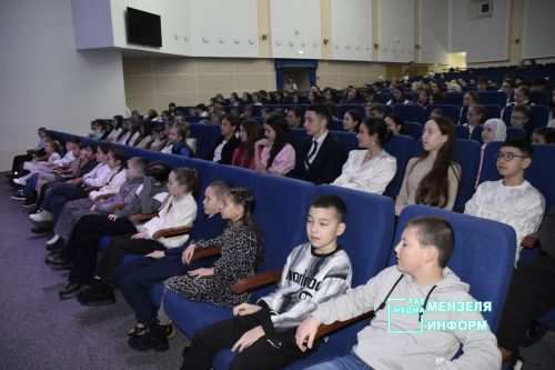 В Мензелинске прошла Новогодняя елка для отличников учебы