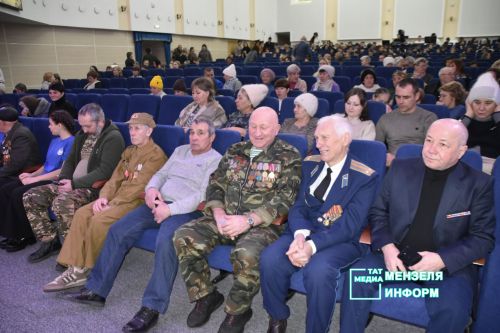 В День героев Отечества мамам бойцов были вручены награды сыновей