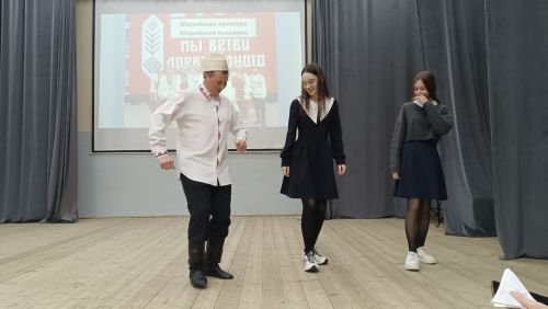 Учеников гимназии Мензелинска познакомили с марийской культурой