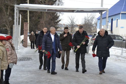 Заместитель премьер-министра Республики Татарстан Мидхат Шагиахметов возложил цветы к бюсту Мусы Джалиля в Мензелинске