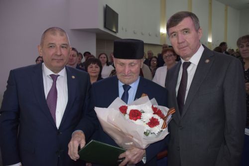 Михаил Тихонов и Хасанзян Гатауллин стали почетными гражданами Мензелинского района